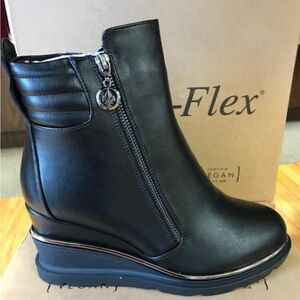 Aqua-Flex boots size 8 vegan waterproof wedge